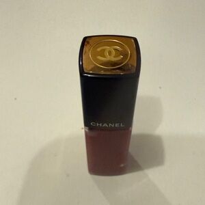 ROUGE ALLURE LIQUID VELVET 226 - SÉDUISANTE 
Burgundy red shade